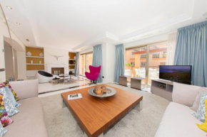 Luxury 3BDRS apt. In Mistral Beach with sea views.